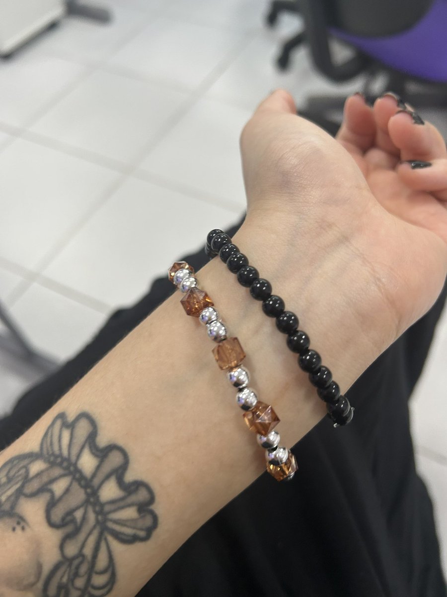 anemiasevera's tweet image. tem uma mocinha que está fazendo estágio obrigatório conosco e ela fez essas pulseirinhas pra mim como agradecimento por eu ser “muito gentil e paciente para a ensinar”  🥺