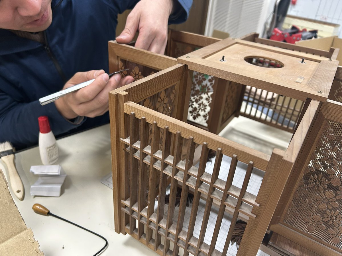 kuuwork's tweet image. お客様がお持ちだった彫り込み格子の照明器具を修繕しています。