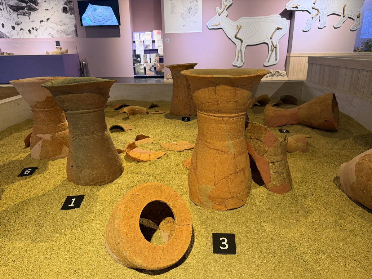 BackInMusashi's tweet image. 木浦大学博物館 &quot;甕棺 霊魂の道&quot; 展。全羅南道の甕棺文化に焦点を当てた特別展（11月30日迄）で見所多かったけどスマホで撮ってたのを一つだけ。全羅南道 咸平中浪マウル遺跡 方形古墳。周溝の調査で埴輪が多数出土。栄山江流域では前方後円墳以外でも埴輪が受け入れられていた事例の発見が増えている