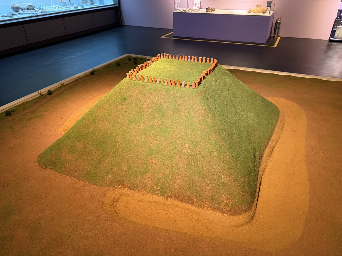 BackInMusashi's tweet image. 木浦大学博物館 &quot;甕棺 霊魂の道&quot; 展。全羅南道の甕棺文化に焦点を当てた特別展（11月30日迄）で見所多かったけどスマホで撮ってたのを一つだけ。全羅南道 咸平中浪マウル遺跡 方形古墳。周溝の調査で埴輪が多数出土。栄山江流域では前方後円墳以外でも埴輪が受け入れられていた事例の発見が増えている