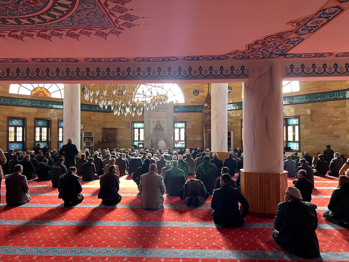 TCAhlat's tweet photo. 🇹🇷 ŞEHİTLERİMİZ VEFAT YIL DÖNÜMLERİNDE DUALARLA ANILDI

Diyarbakır’ın Hani ilçesinde şehit düşen Piyade Çavuş Erdoğan Gökbulak ile Fırat Kalkanı Harekâtı kapsamında Suriye’nin kuzeyinde şehit olan Kıdemli Astsubay Başçavuş Halit Topuz, vefat yıl dönümlerinde kabirleri başında dualarla anıldı.

Kaymakamlık ve Şehit Aileleri ile Gaziler Sosyal Yardımlaşma ve Dayanışma Derneği koordinasyonunda, Tunus Mahallesi’nde bulunan şehitlikte düzenlenen anma programında Kur’an-ı Kerim tilaveti okunarak dualar edildi.

Kaymakamımız Batuhan Bingöl, yaptığı açıklamada: "Aziz şehitlerimizin hatıralarını ebediyen yaşatacağız. Anma programına katılım sağlayan tüm vatandaşlarımıza teşekkür ediyorum.” ifadelerini kullandı.

 Programın ardından Selçuklu Camii’nde şehitlerimiz adına mevlit okutuldu.

@BitlisValiligi @ahmetkarakaya37 @batuhan__bingol