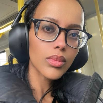BackupBrainy's tweet image. Somalian buslim thinks we can’t de facetune her