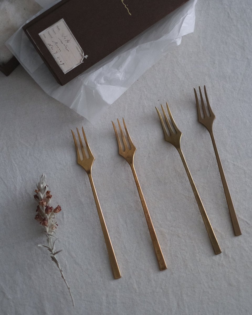 -
食具標本
-

年内にはオンラインショップにも載せられそうです。

実は先日、海外からのご注文にも対応しまして、今までお届けできなかった皆様にもお迎えいただけるようになりました。

日程などはまたお知らせしますね。

konohino.com