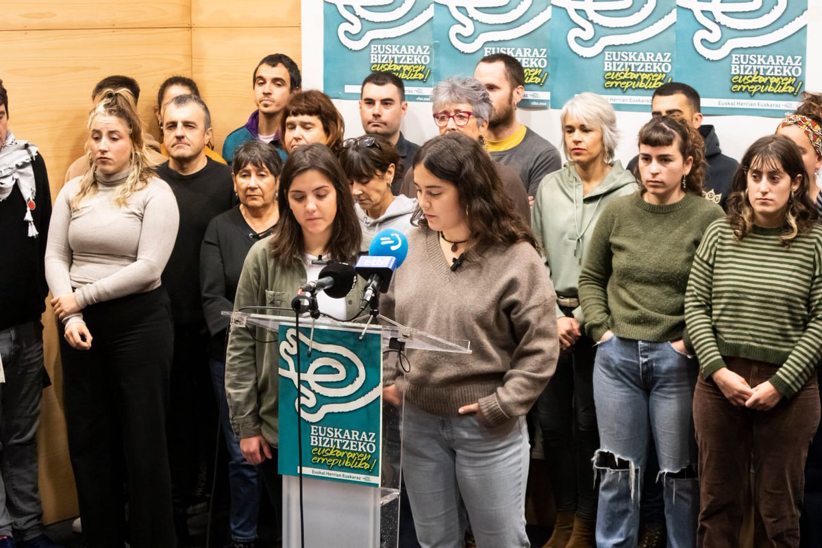 Euskalgintzako eta herri mugimendutako eragileak bildu gara, gaur,Durangon, abenduaren 6ko manifestazio nazionalera dei egiteko

Bizi dugun hizkuntza larrialdiaren aurrean, euskararen aldeko borroka erdigunean jartzea eta mobilizatzea ezinbestekoa izango da
#EuskararenErrepublika