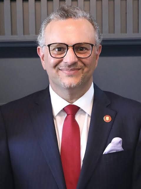 الغبي هو من يقوم بنفس الفعل ويتوقع نتيجة مختلفة .. بولوس ليس الاول ولن يكون الاخير فمنذ انقلاب الحركة الاسلامية الاول بقيادة البشير وانقلابهم الثاني بقيادة البرهان مر على السودان تقريبا 25 مبعوث ما بين اممي وامريكي . 
ما قاله البرهان عن مسعد بولوس هو نفس ما قاله عن المبعوث