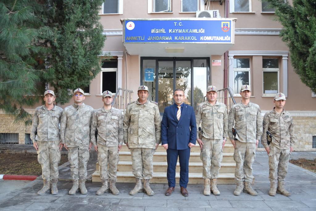 bismilkaymakam's tweet image. Sayın Kaymakamımız Recep HASAR, Ahmetli Jandarma Karakol Komutanlığı&apos;na ziyaret gerçekleştirdi. Ziyarette, karakolun mevcut durumu, personel durumu, sorumluluk sahasındaki güvenlik önlemleri ve yürütülen çalışmalar hakkında detaylı bilgi aldı.
@RecepHasar44