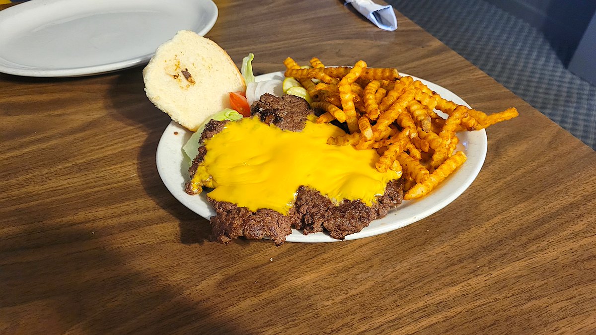 RoadTips's tweet image. A Sunday road trip to a small NE Iowa town (approx. 10) destination spot that was resurrected nearly 4 years ago under a new name by a local man who also brought back their famous signature burger - the 1 lb. Gunder Burger.  Gunder Roadhouse in Gunder, IA
roadtips.blog/2025/11/24/gun…