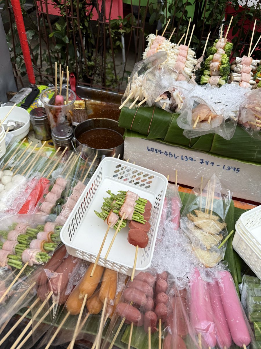 street foods in Bangkok!

loved the asparagus + wrapped meat :)

the foods in SEA are filled with so much flavour !!