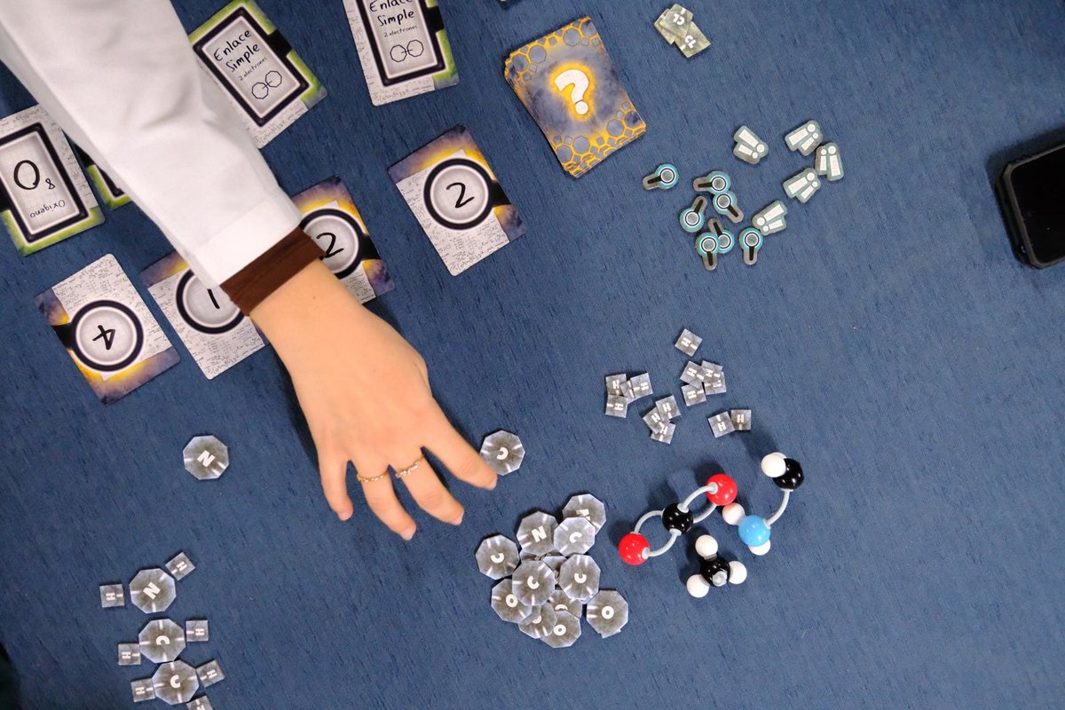 🎲 El #IIBmCSICUAM divulga ciencia… mientras juega 
¡Y la fórmula funcionó!

🥳 La actividad en <a href="/MecatolRex/">Club Mecatol Rex</a> fue un auténtico éxito: 133 asistentes disfrutaron y aprendieron ciencia de forma divertida. 

✨El equipo del #IIBM lo dio todo explicando los juegos con ➕ entusiasmo 👏