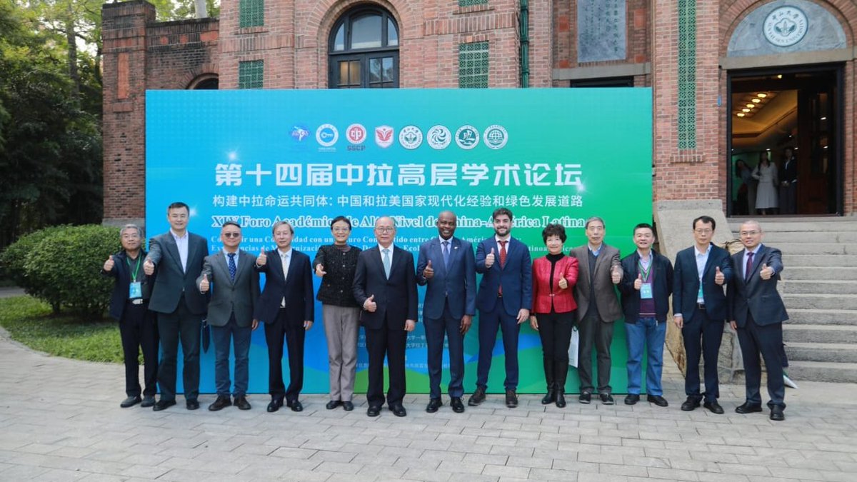 SELAInforma's tweet image. Embajador Lesly David: China y LAC comparten un camino común hacia el futuro 🌎🤝🇨🇳

El Secretario Permanente del #SELA, Embajador Lesly David, resaltó los avances en la cooperación entre China y América Latina y el Caribe (LAC) durante su participación en el XIV Foro Académico…