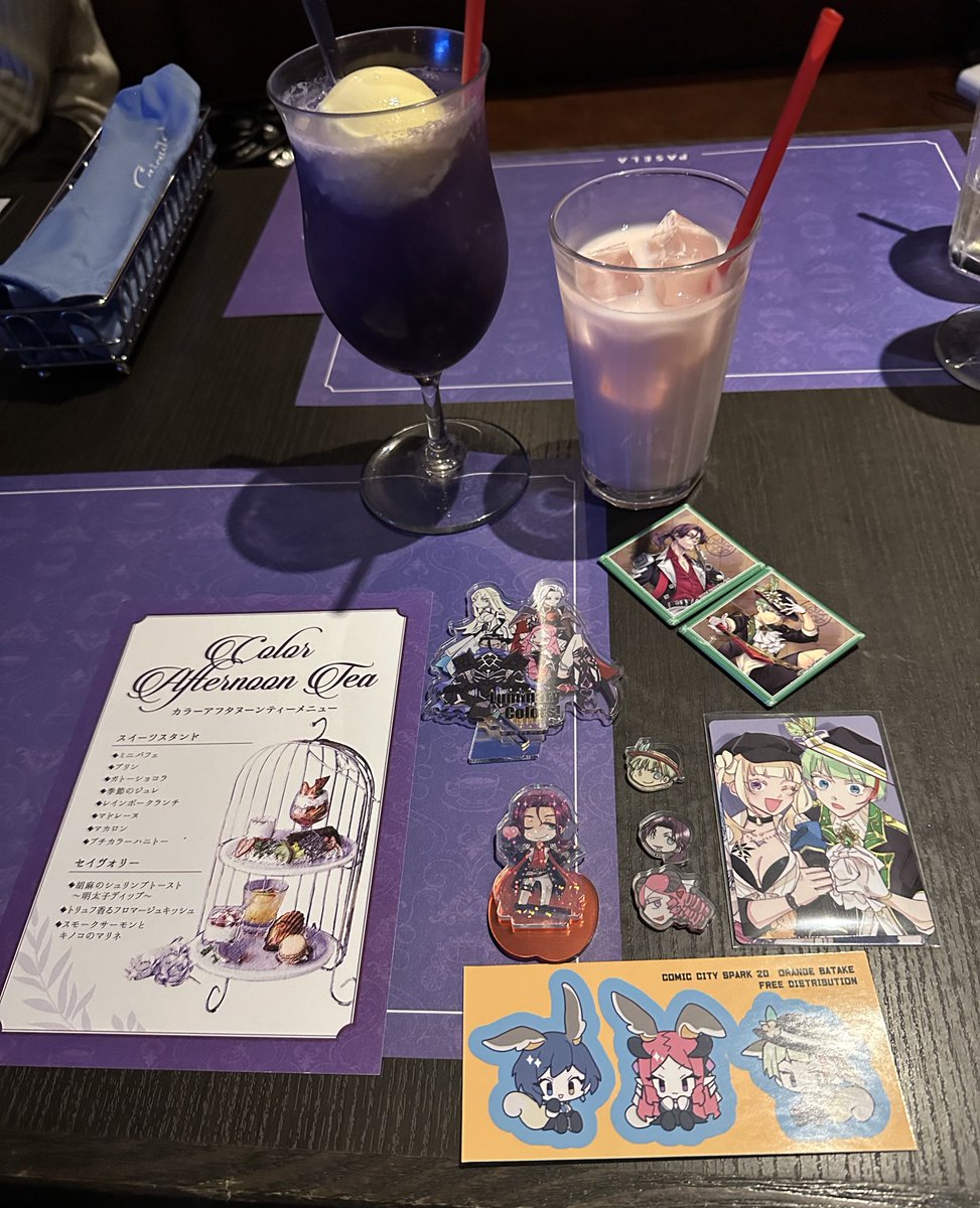 chiko_lumi's tweet photo. アフターのアニメ上映会ヌン茶、ラプ様カラーでお願いしました☺️💜✨
グッズ持参を忘れてしまって…戦利品や頂いた推しグッズ達と撮らせて頂き掲載ご迷惑だったら下げますスミマセン…ワイワイ楽しかったです！
#ルミカラ https://t.co/VmU8FuCnj1