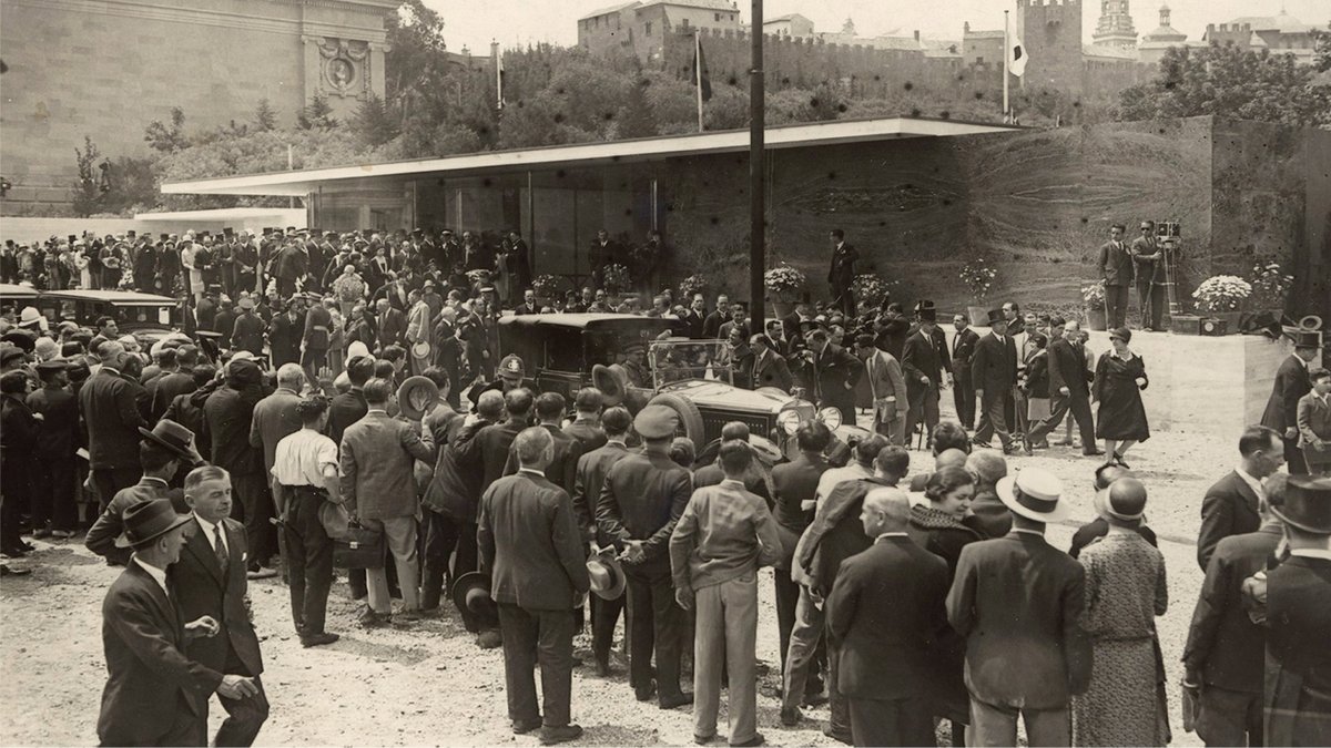 Laura Martínez de Guereñu presenta un libro que reivindica el papel decisivo de la arquitecta alemana en el diseño del Pabellón Mies van der Rohe (1929). Una investigación que denuncia su borrado historiográfico y la devuelve al lugar que merece.

➕bilbaomuseoa.eus/visita/activid…