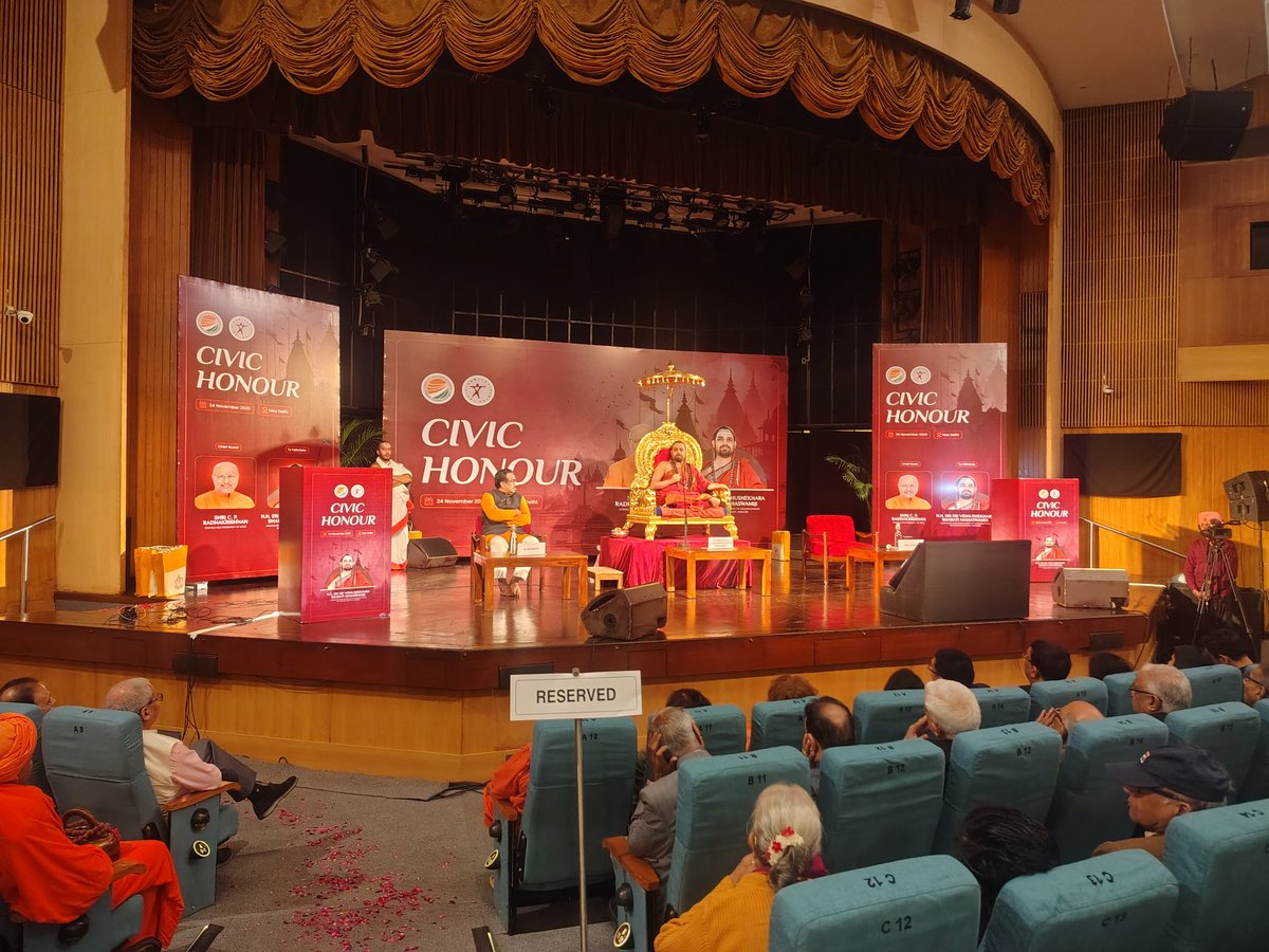 H.H. Swamiji delivering his address at the Civic Honour, organised by India Foundation.
