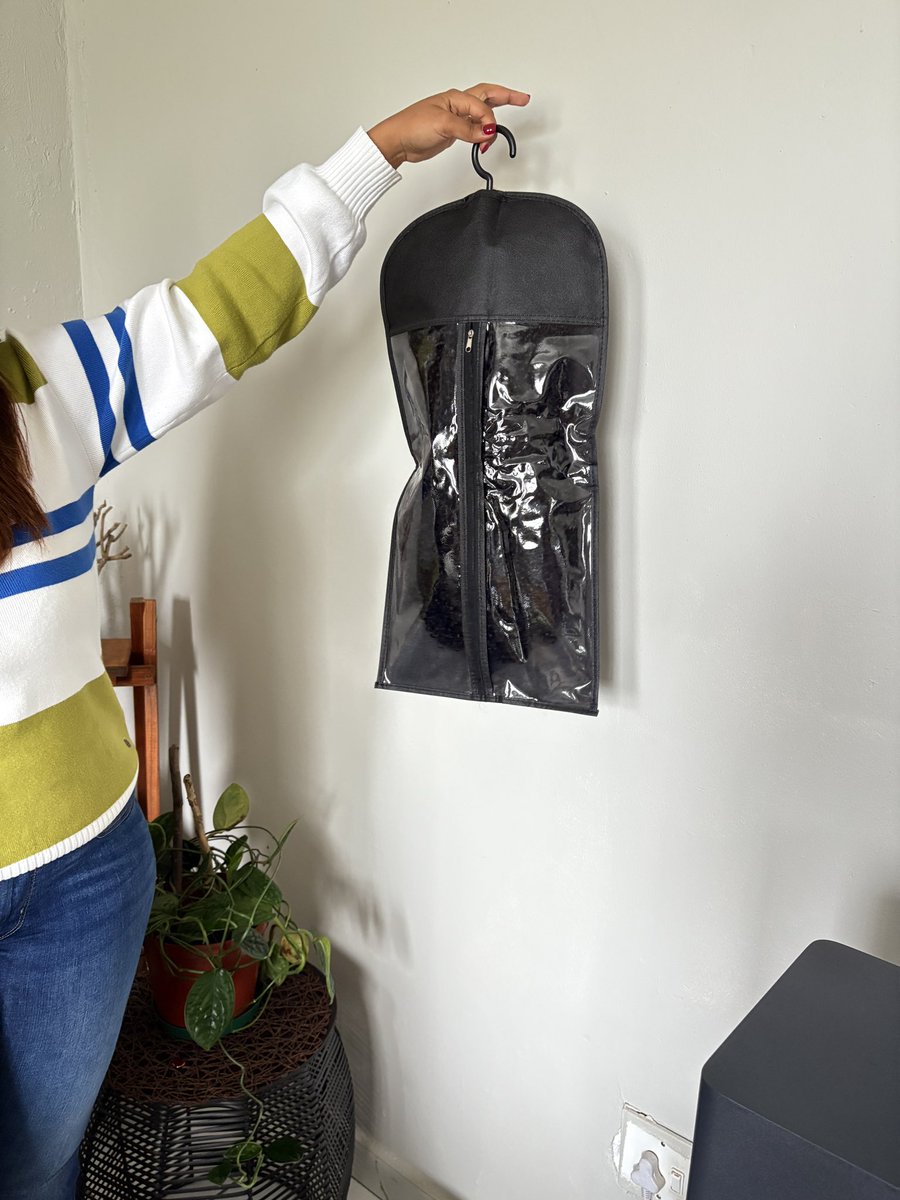 Zena_Mntolo_'s tweet image. #tinitwitter. I sell wig storage bags for keeping your wigs. For both long inches 22-30” and medium length 8-20” . Please contact me on my TikTok/ IG Page at Luvly-Strands haus.