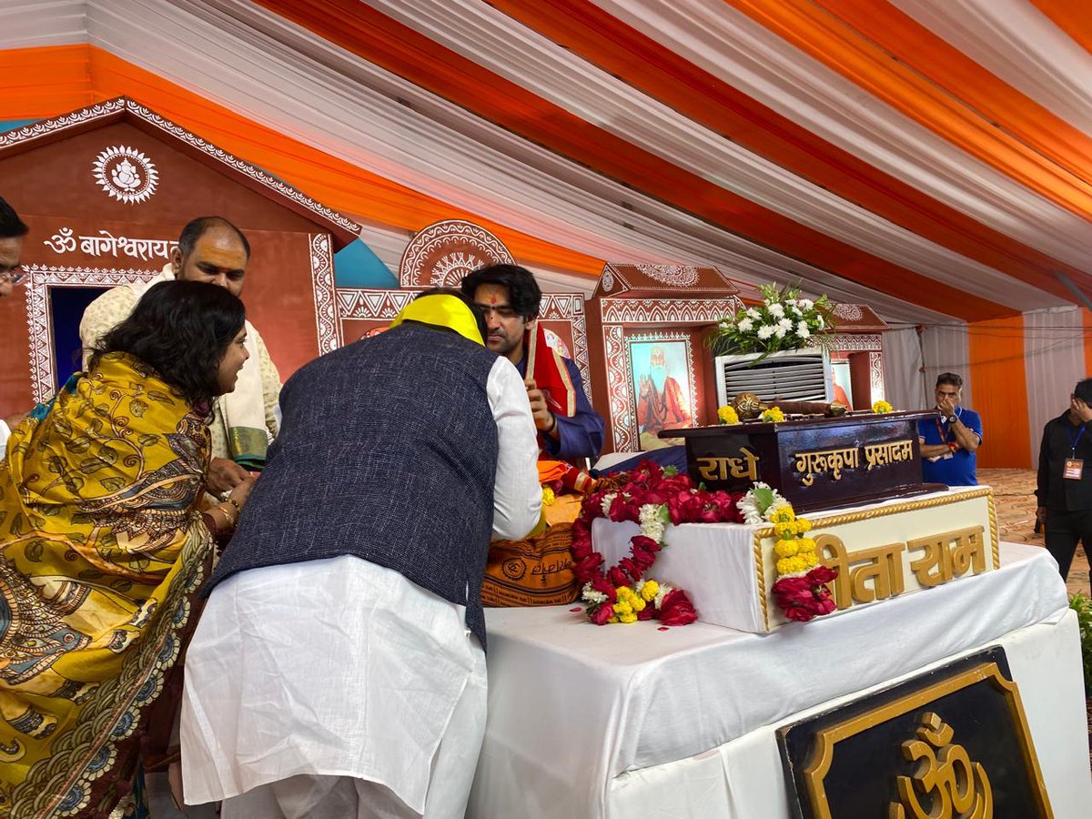 DrKPSinghYadav's tweet image. शिवपुरी में आयोजित श्रीमद् भागवत कथा में बागेश्वर धाम सरकार के पीठाधीश्वर पंडित श्री धीरेंद्र कृष्ण शास्त्री जी के पावन सान्निध्य में सम्मिलित होकर आशीर्वाद लिया।