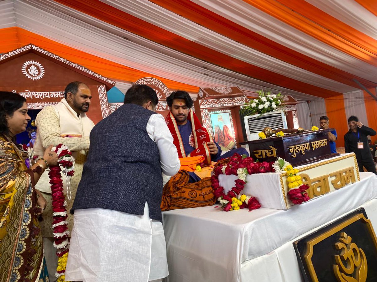 DrKPSinghYadav's tweet image. शिवपुरी में आयोजित श्रीमद् भागवत कथा में बागेश्वर धाम सरकार के पीठाधीश्वर पंडित श्री धीरेंद्र कृष्ण शास्त्री जी के पावन सान्निध्य में सम्मिलित होकर आशीर्वाद लिया।