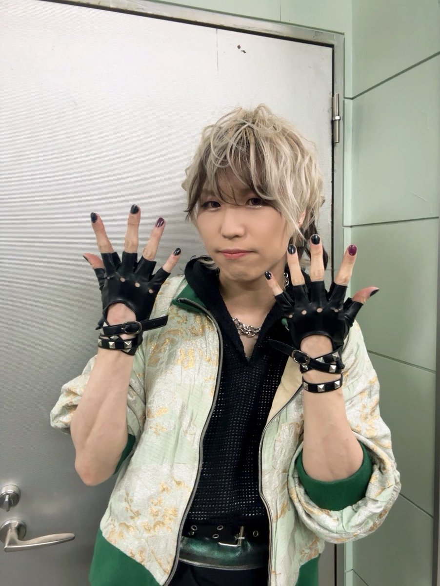 shodu_ub's tweet image. 『XLAMP &quot;天下統一&quot; LIVE TOUR 2025』
華ヨ、咲キ誇レ -12 BLOOMS-in大阪

最高のメンバーと最高のCandleで作り上げた最高の空間！！

嫌な事全部吹っ飛ぶこの空間がボクは大好きだっ！！
また大阪で盛り上がりましょうね！！

今日もありがとうございましたっ😈

#XLAMP
#天下統一ツアー2025