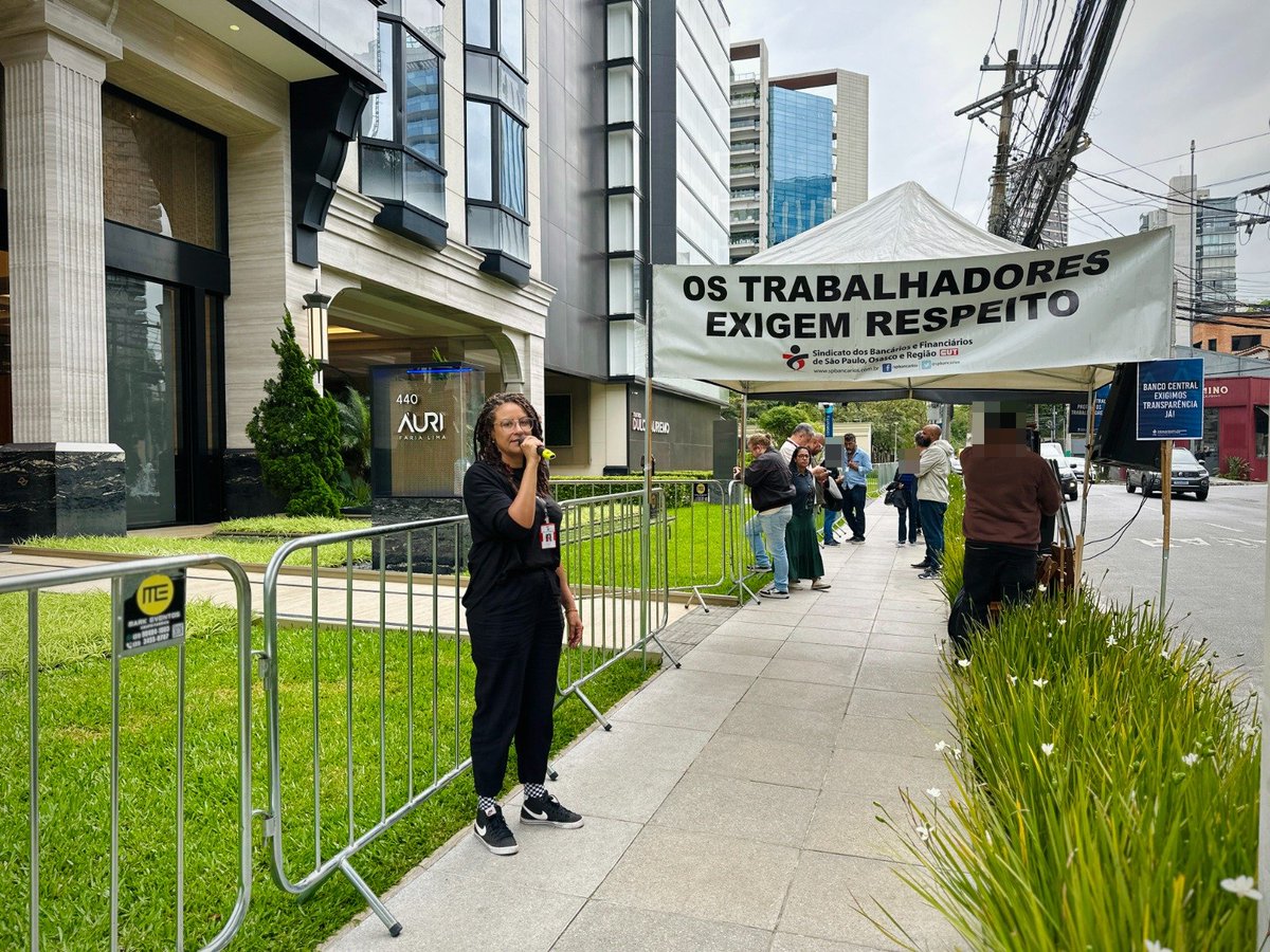 spbancarios's tweet image. Se tem risco para os trabalhadores, tem mobilização📢 O Sindicato está presente no Banco Master para assegurar que cada decisão tomada tenha como centro a proteção aos trabalhadores. Exigimos respeito, clareza e cumprimento da CCT!
