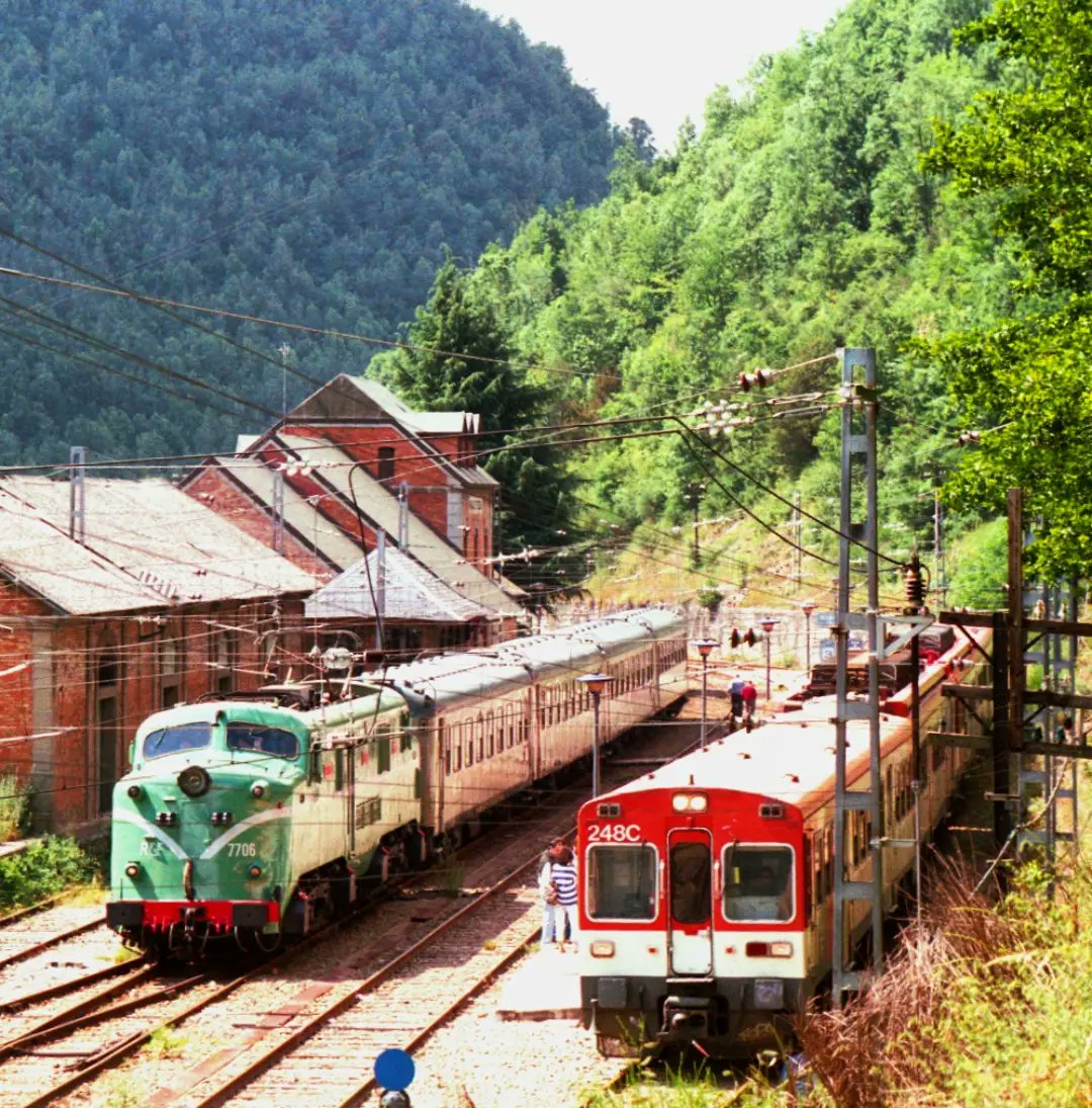 Ribes de Freser julio de 1996 ... 277-006 con un tren de aficionados...al lado dos 440 de dos coches foto de xavier_espanol #renfe #ribesdefreser #locomotora #ferrocarril #tren #train #trenni
