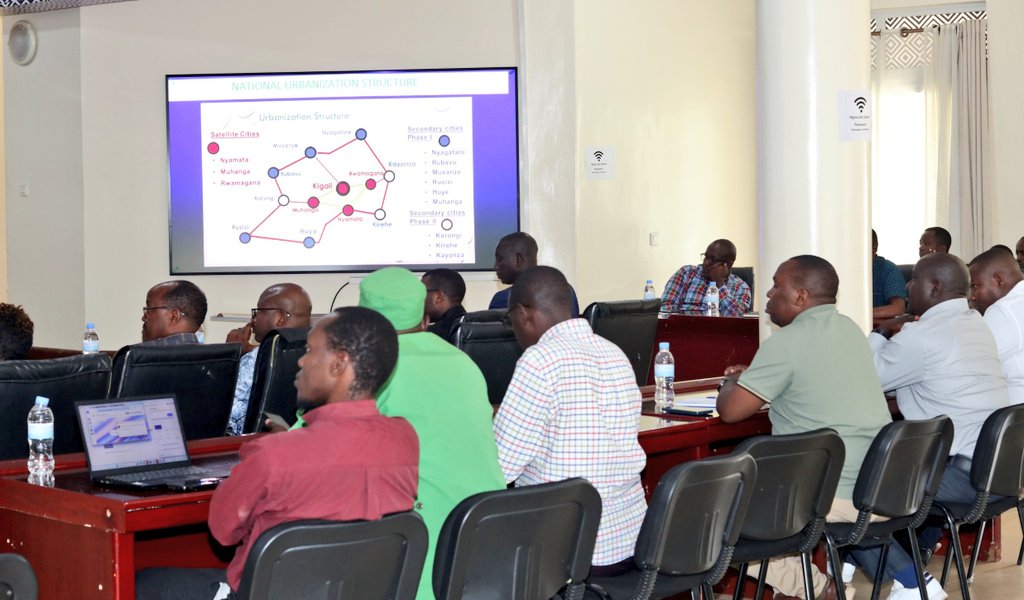 RwamaganaDistr's tweet image. Uyu munsi Meya @RadjabM ari kumwe n'abandi bayobozi bakiriye itsinda ry'abadepite baje mu ngendo zo kureba ibijyanye n'iterambere ry’Umujyi, imiturire n’imikoreshereze y’ubutaka, anabagaragariza uko Akarere kakemuye ibibazo by’abaturage bagejeje ku Badepite mu ngendo ziheruka.