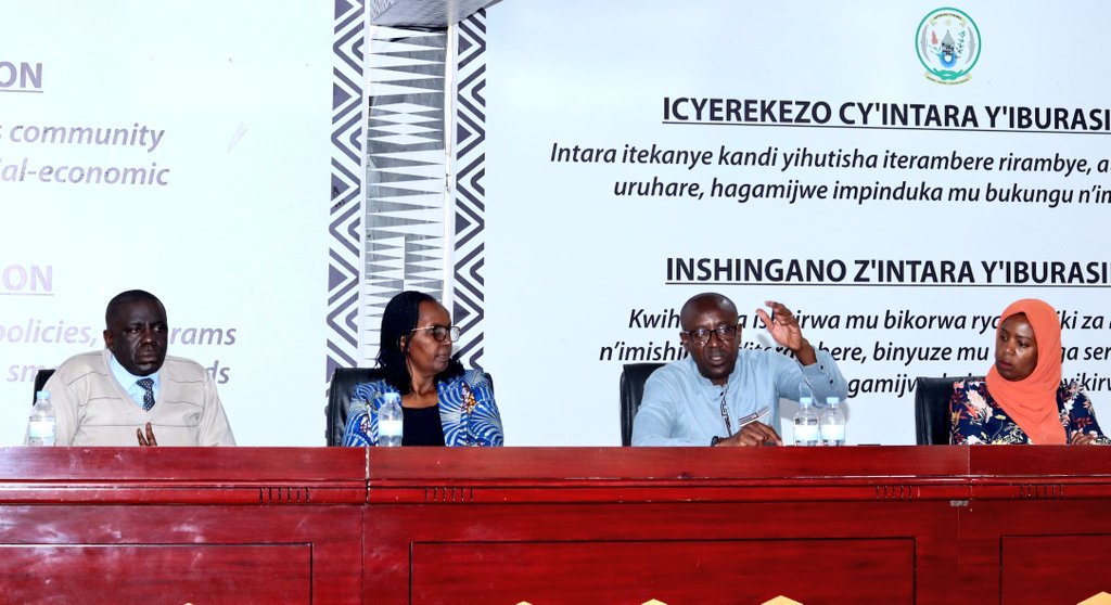 RwamaganaDistr's tweet image. Uyu munsi Meya @RadjabM ari kumwe n'abandi bayobozi bakiriye itsinda ry'abadepite baje mu ngendo zo kureba ibijyanye n'iterambere ry’Umujyi, imiturire n’imikoreshereze y’ubutaka, anabagaragariza uko Akarere kakemuye ibibazo by’abaturage bagejeje ku Badepite mu ngendo ziheruka.