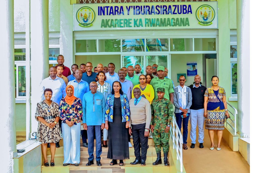 RwamaganaDistr's tweet image. Uyu munsi Meya @RadjabM ari kumwe n'abandi bayobozi bakiriye itsinda ry'abadepite baje mu ngendo zo kureba ibijyanye n'iterambere ry’Umujyi, imiturire n’imikoreshereze y’ubutaka, anabagaragariza uko Akarere kakemuye ibibazo by’abaturage bagejeje ku Badepite mu ngendo ziheruka.