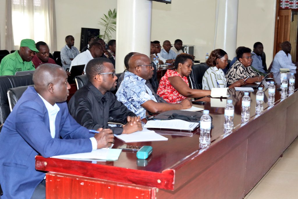 RwamaganaDistr's tweet image. Uyu munsi Meya @RadjabM ari kumwe n'abandi bayobozi bakiriye itsinda ry'abadepite baje mu ngendo zo kureba ibijyanye n'iterambere ry’Umujyi, imiturire n’imikoreshereze y’ubutaka, anabagaragariza uko Akarere kakemuye ibibazo by’abaturage bagejeje ku Badepite mu ngendo ziheruka.