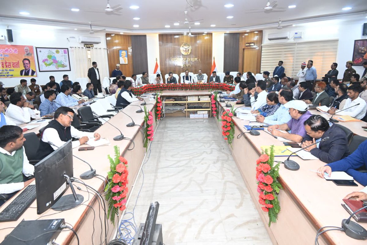 SinghRPN's tweet image. आज कुशीनगर में उत्तर प्रदेश सरकार में माननीय उप-मुख्यमंत्री श्री केशव प्रसाद मौर्य जी की अध्यक्षता में प्रशासनिक अधिकारियों के साथ &apos;समीक्षा बैठक&apos; सम्पन्न हुई।

बैठक में जन-कल्याणकारी योजनाओं के प्रभावी क्रियान्वयन पर विस्तृत चर्चा हुई।

इस अवसर पर मा. राज्यमंत्री (स्वतंत्र…