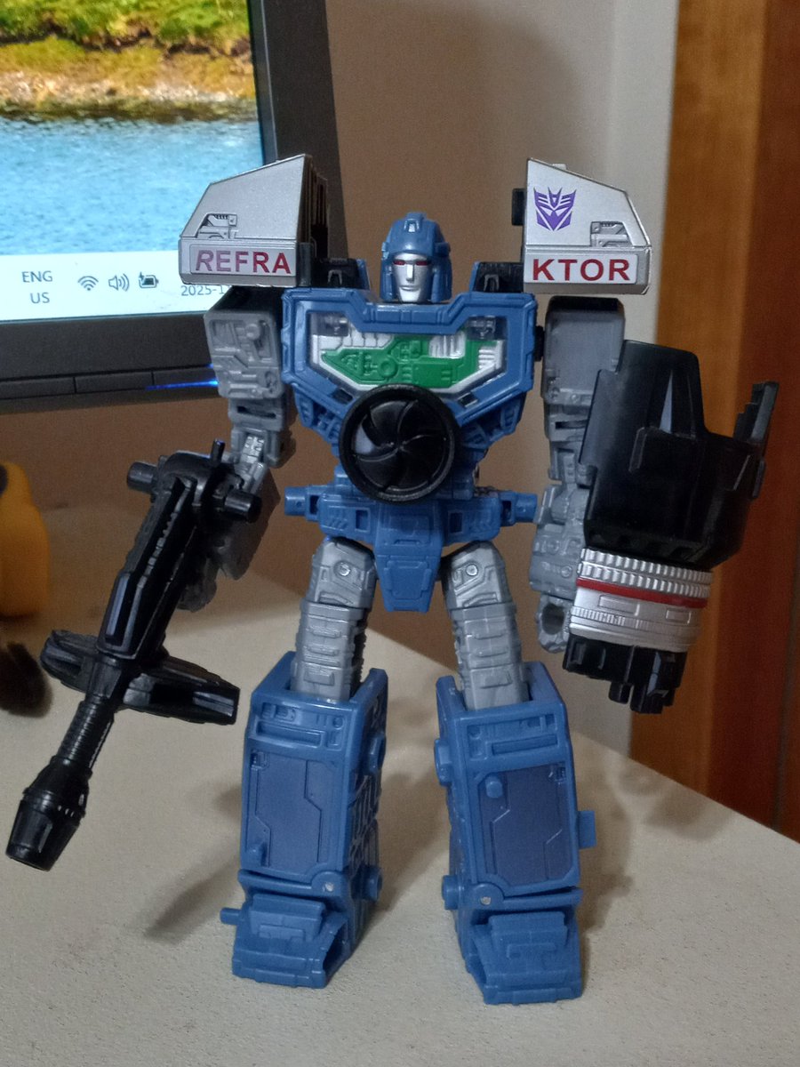 KBarnNow's tweet image. GOOD MORNING MINTO!!!

My desk friend today is Viewfinder, leader of the Refraktor trio (formerly the Reflector trio, but Hasbro lost that trademark).

An cunning spy and intel specialist. He&apos;s not above using his skills to gather blackmail on his fellow Decepticons.