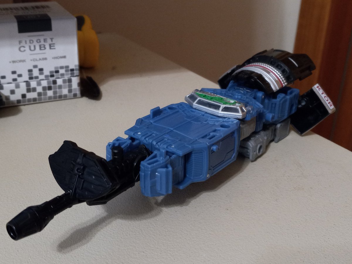 KBarnNow's tweet image. GOOD MORNING MINTO!!!

My desk friend today is Viewfinder, leader of the Refraktor trio (formerly the Reflector trio, but Hasbro lost that trademark).

An cunning spy and intel specialist. He&apos;s not above using his skills to gather blackmail on his fellow Decepticons.