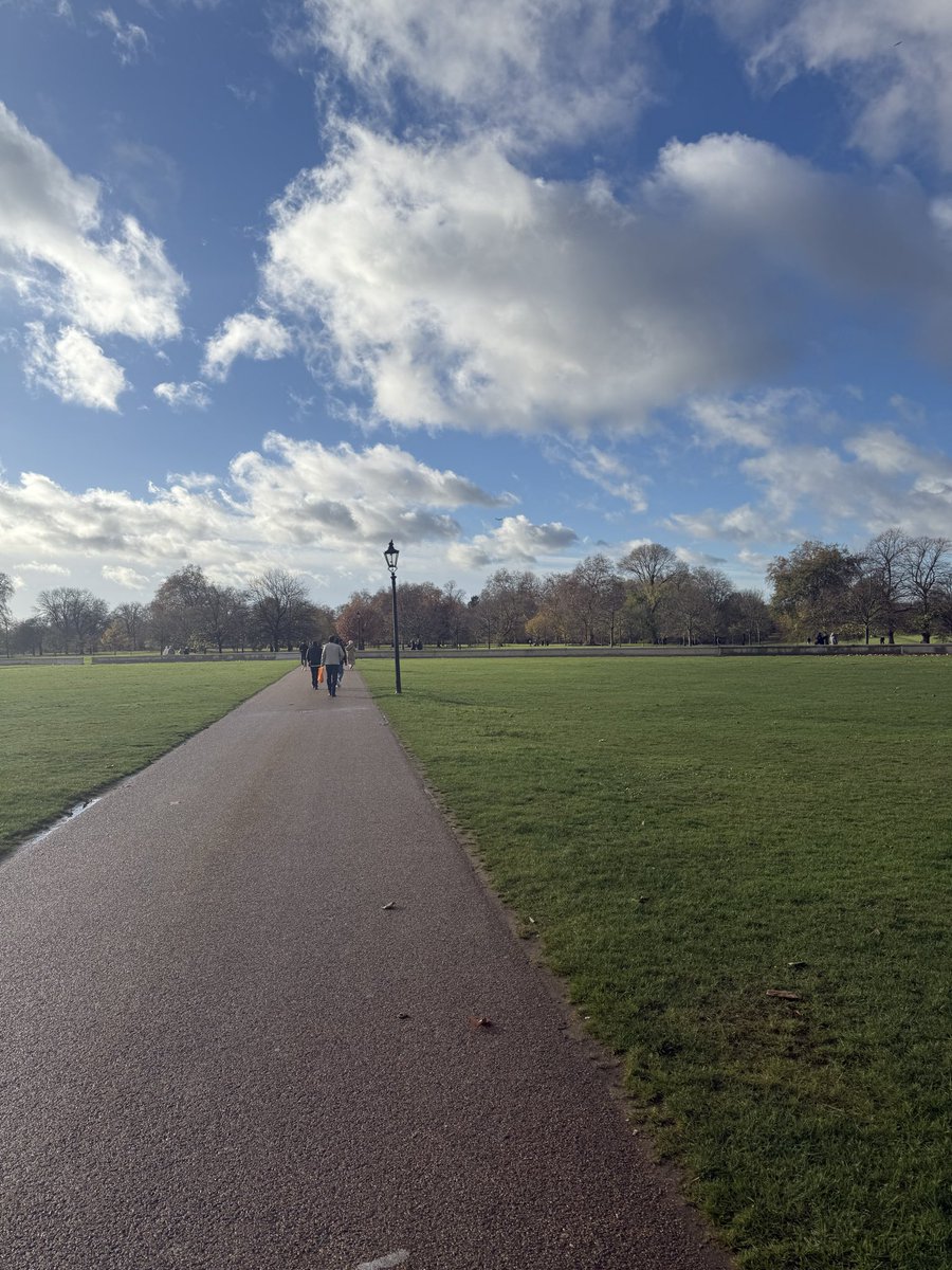 كانَ انكسارُ الهوى بحـراً يغرّبنــي
وخارجَ المـوجِ كم ألقيتُ مرسـاتي

وكنتِ خطوي إذا ما التّـــيهُ أبعدني
وكنتُ أنأى، وأدنــو من حكاياتي

أفلسـفُ الظلَّ أنفاسي مدى هلــعٍ
وكـلُّ قربٍ تماهـى في انكساراتي

فكيف أهرب من حرف يلاحقني 
وأنت في مسمع الذكرى مناجاتي 

 وكيف أجمع آه الشعر