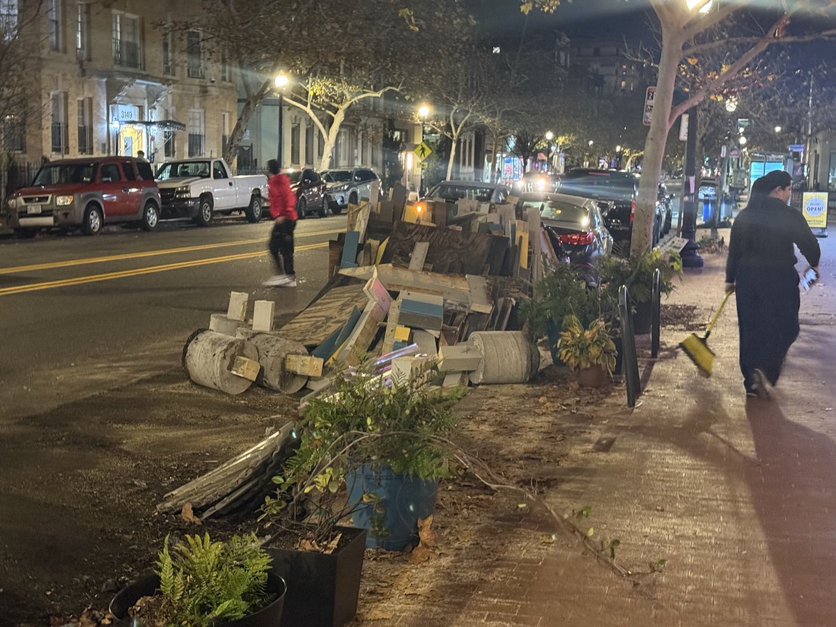 DCCarViolence's tweet image. Beau Thai streetery last night. Nice going!