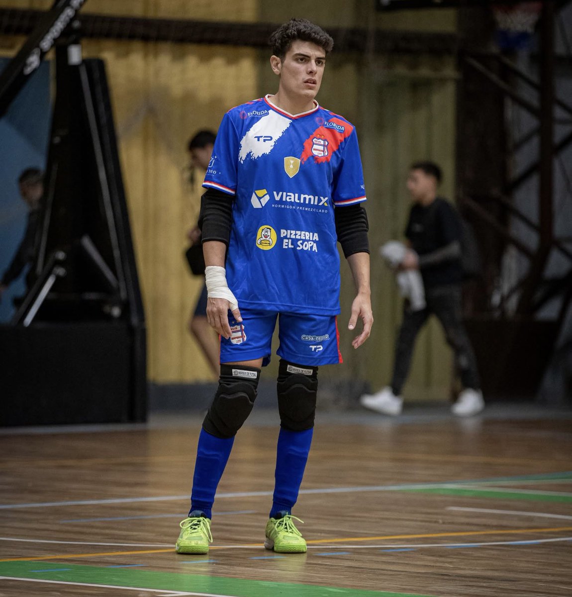 NicoDeLeonOrue's tweet photo. #𝐒𝐮𝐝𝐚𝐦𝐞𝐫𝐢𝐜𝐚𝐧𝐨🇨🇴

🇺🇾 𝐋𝐎𝐒 𝐂𝐎𝐍𝐕𝐎𝐂𝐀𝐃𝐎𝐒 | 𝐒𝐀𝐍𝐓𝐈𝐀𝐆𝐎 𝐒𝐂𝐇𝐎𝐋𝐃𝐄𝐑𝐋𝐄 

🏆 Del 1º al 6º de diciembre en la ciudad de Sopó, Colombia, se jugará el 14º Sudamericano de Selecciones 

🇺🇾 Comenzamos a presentar uno a uno los jugadores convocados que defenderán a la Selección Uruguaya 

🧤 El arquero de 25 años de Independencia de Florida, Santiago Scholderle, fue convocado por primera vez. El pandense surgido en Urupan y con un paso por Atlanta, viene desde hace mucho tiempo en un gran momento en el arco del tricolor floridense

#FútbolDeSalón #Futsal®️
