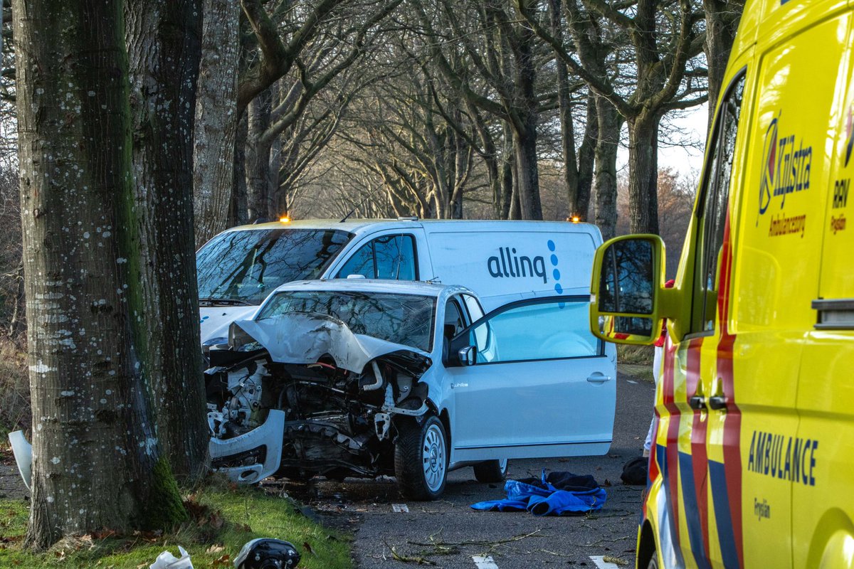 Automobilist gewond na botsing tegen boom in Elsloo
