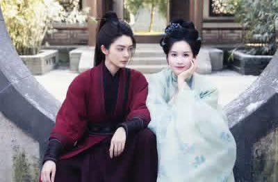 chenduling1018's tweet image. The award of getting more chemistry with her Female leads than the others in drama goes to Chen Duling 😭
Which cp do you prefer🤣 
#ChenDuling
#DuduFact