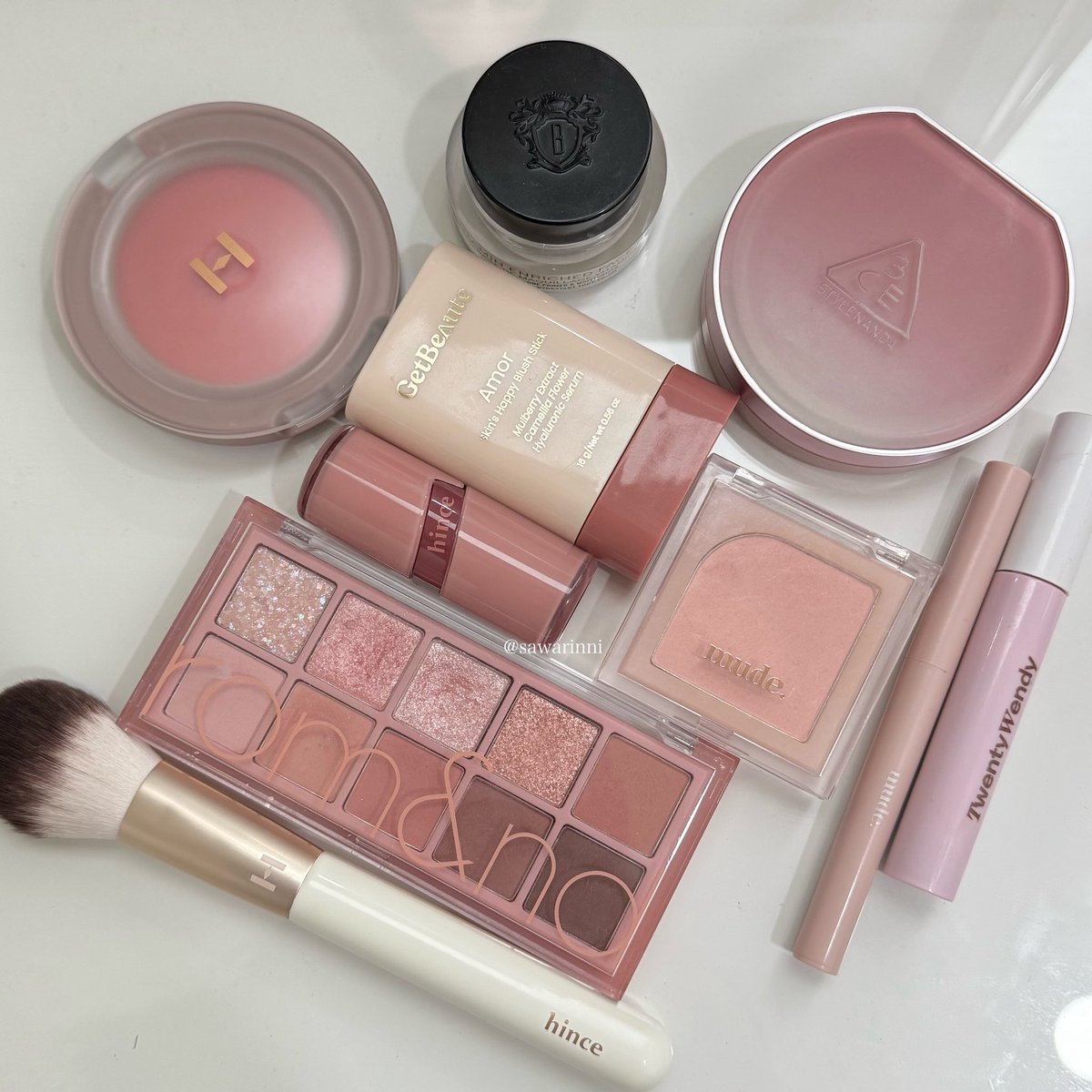 Sawarinni's tweet image. จากใจสาววัย 30+ หลังจากอินกับการลงงานผิว &amp;gt; เปลี่ยนมาลงเมคอัพแบบ clean girl แล้วติดใจแบบ 100% เมคอัพลุคนัวๆบางๆ เพิ่มมิติให้หน้าด้วยชิมเมอร์เบาๆให้หน้าไม่แบน บอกเลยว่าลุคเปลี่ยนจริง เมคอัพลดอายุสุดๆๆๆ