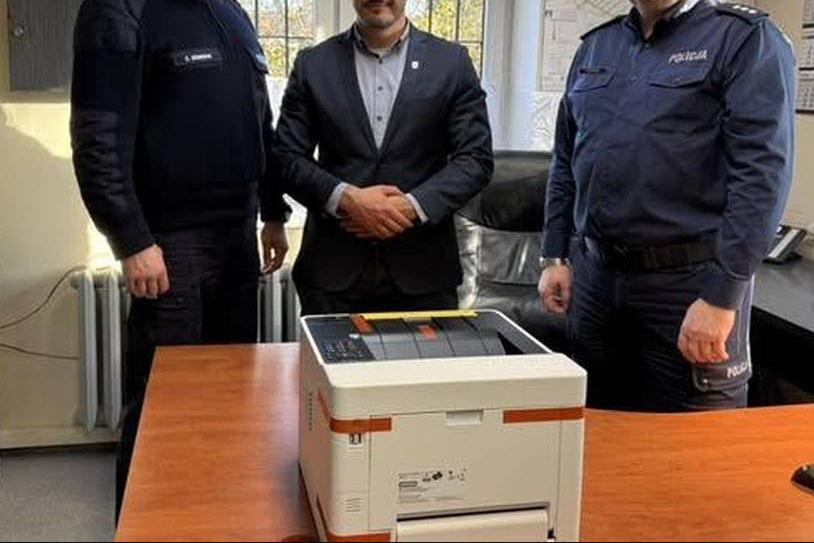 Pamiętacie temat słynnej drukarki❓ Dostaliśmy informację, jakoby komendant KPP Gniezno został "poproszony" o odejście na emeryturę. 

Nagłaśniając sprawę drukarki, przyświecał nam cel, żeby "góra" wprowadziła działania, które zapewnią policjantom podstawowe narzędzia pracy i nie