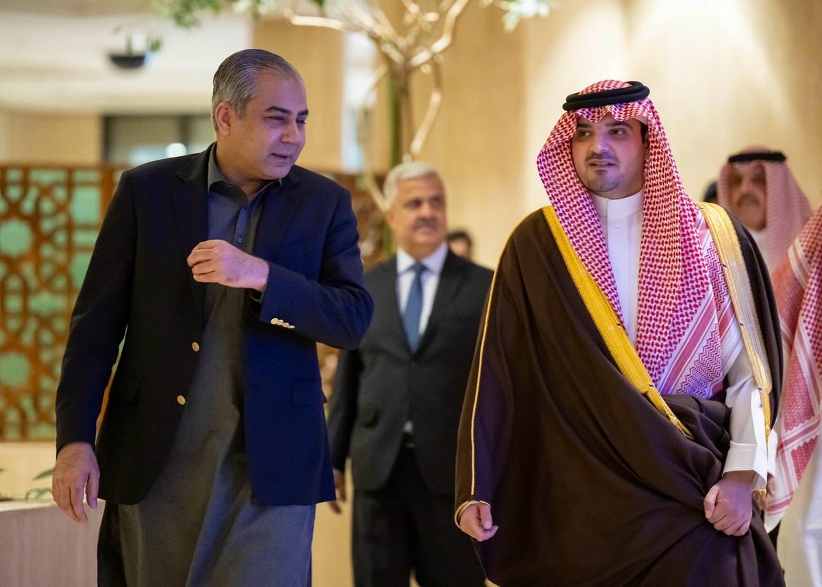 AbdulazizSNA's tweet image. بتوجيهات القيادة -أيدها الله- التقيت اليوم معالي وزير الداخلية وزير مكافحة المخدرات بجمهورية باكستان الإسلامية، محسن رضا نقوي، وبحثنا عدداً من المواضيع الأمنية، وأكدنا خلال اللقاء تعزيز التعاون بما يحقق تطلعاتنا المشتركة في ظل العلاقة الإستراتيجية بين بلدينا الشقيقين،،،