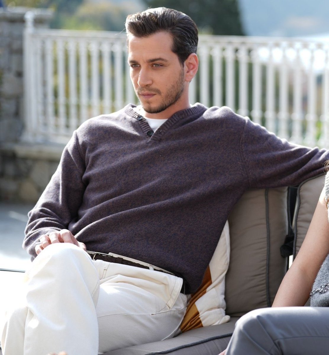 Tibia2021's tweet image. Posso dire che Nuzhet è egoista?
Sta lasciando sola nel suo inferno Mukerrem
Ok lei ha sbagliato.
Ma come poteva immaginare che l&apos;uomo che stava sposando era un mostro?
Che non era una persona per bene?
Che aveva una madre orribile?
In questa serie ognuno pensa per sé
#Kiskanmak