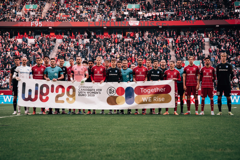 f95's tweet photo. Rund um 🔙#F95FCM ℹ️
👉 Spieltag im Zeichen des Mädchen- und Frauenfußballs &amp; Unterstützung der #we29-Bewerbung ����
👉 Mini-Match im Arena-Sportpark ⚽️
👉 Für den guten Zweck 🙏
👉 Gedenken an Dieter Herzog 🕯️🕊️

👉 https://t.co/eaymowEqlG

#f95 | 🔴⚪️ | #togetherwerise | @DFB https://t.co/ZlkKS3xEwg