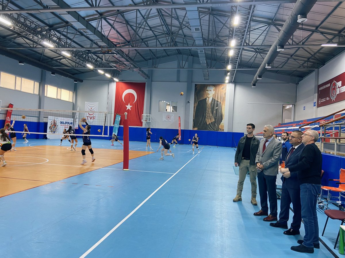 TC_sancaktepe's tweet image. 🔷️Kaymakamımız @naifyavuz, Gençlik ve Spor  İlçe Müdürü Muhammet Kılıç’ı ziyaret ederek, yürütülen spor faaliyetleri ve devam eden çalışmalar hakkında bilgi aldı.

📌Kurumun gençlere yönelik projelerini değerlendiren Kaymakam Naif Yavuz, sporun ilçedeki yaygınlığının…