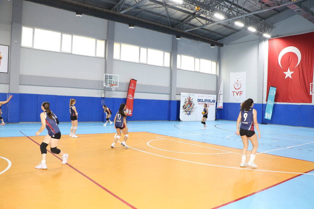 TC_sancaktepe's tweet image. 🔷️Kaymakamımız @naifyavuz, Gençlik ve Spor  İlçe Müdürü Muhammet Kılıç’ı ziyaret ederek, yürütülen spor faaliyetleri ve devam eden çalışmalar hakkında bilgi aldı.

📌Kurumun gençlere yönelik projelerini değerlendiren Kaymakam Naif Yavuz, sporun ilçedeki yaygınlığının…