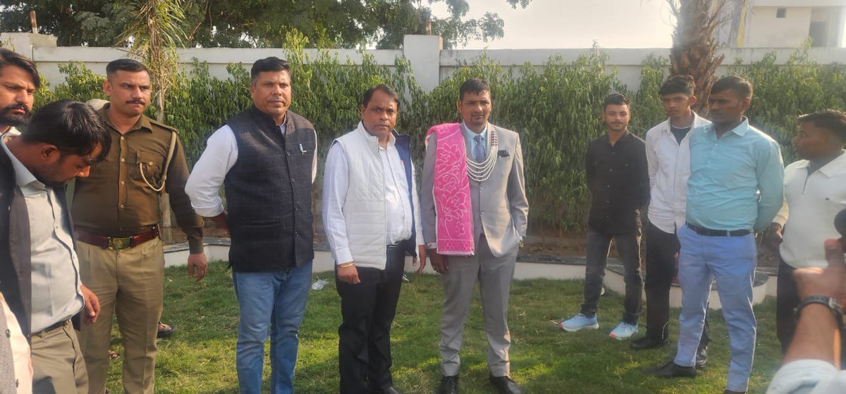 MlcSuresh's tweet image. आज महर्षि कश्यप चौक, थाना भवन (शामली) में
ग्राम लपराना के सम्मानित डॉ. अशोक कश्यप जी की सुपुत्री के
पावन शुभ विवाह समारोह में शामिल होकर आत्मिक आनंद की अनुभूति हुई।

नवदंपति को जीवनभर के प्रेम, सौभाग्य, खुशहाली और समृद्धि की हार्दिक शुभकामनाएँ।
#sureshkashyap