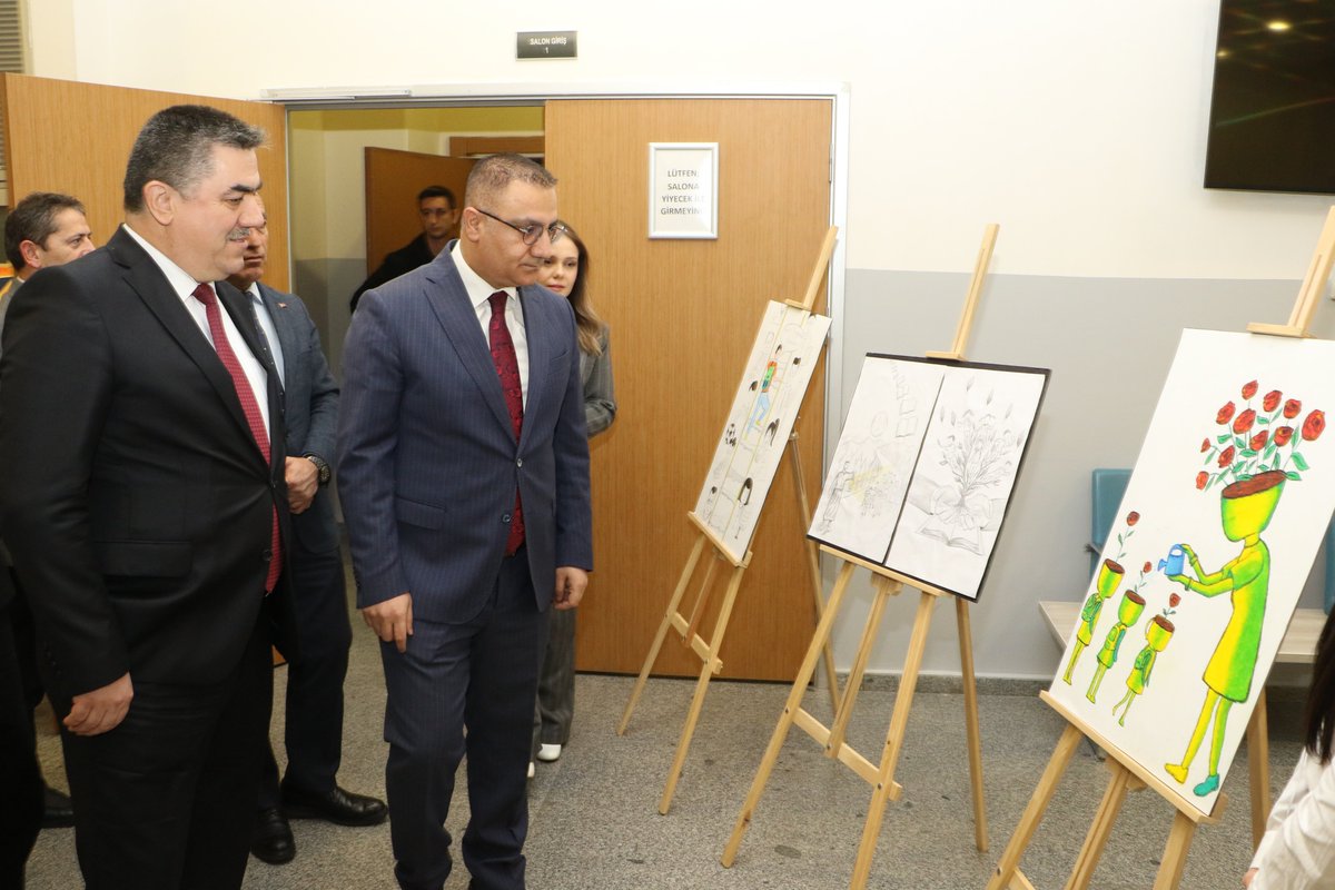 TC_sancaktepe's tweet image. 🔷️Kaymakamımız @naifyavuz , Öğretmenler Günü Resim Sergisinin Açılışını Gerçekleştirdi.

📌 Kaymakam Naif Yavuz, Belediye Başkan Yardımcısı Hüseyin Kılıç ve İlçe Milli Eğitim Müdürü Sadık Aslan ile 24 Kasım Öğretmenler Günü dolayısıyla Yenidoğan Anadolu Lisesi öğrencileri…