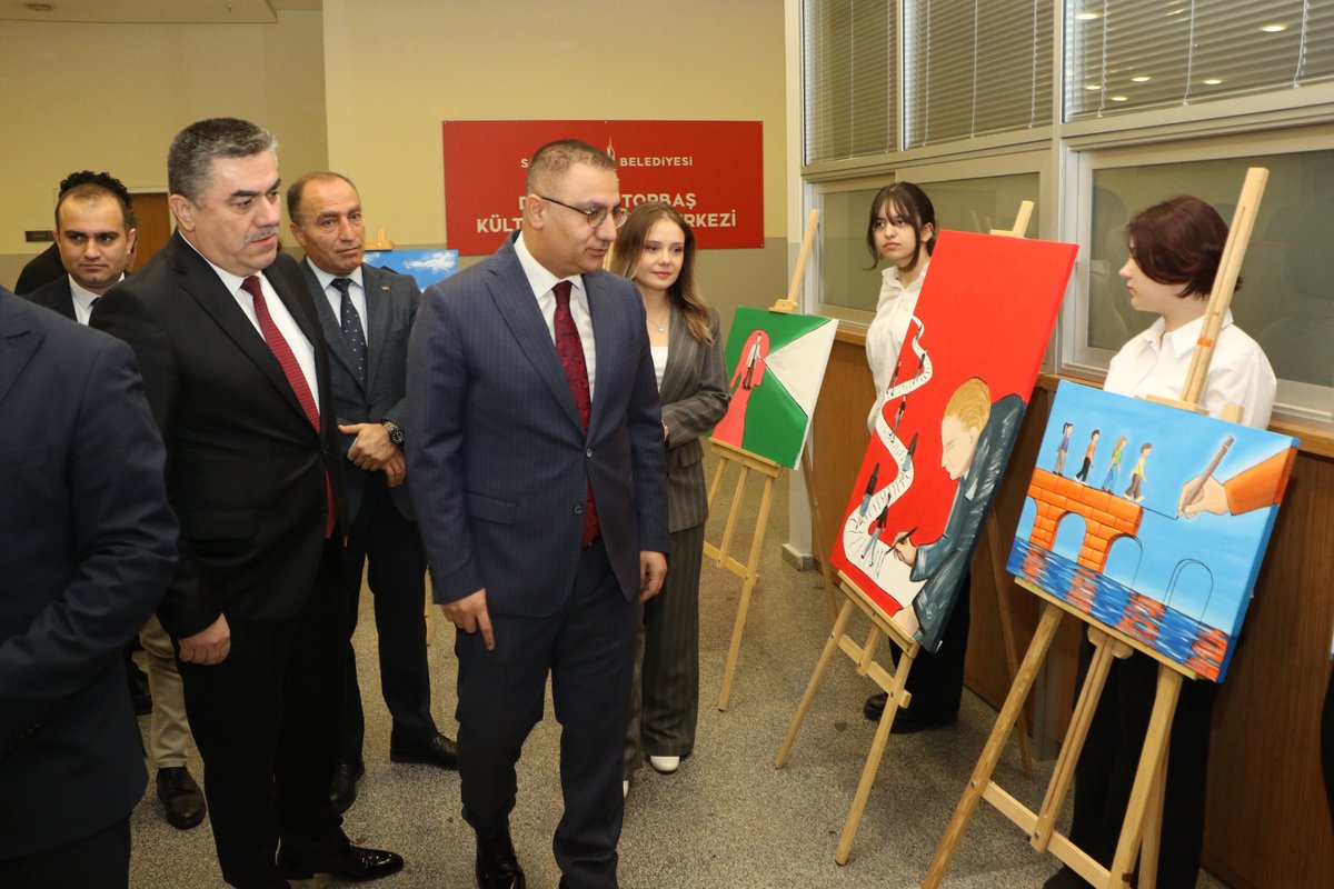 TC_sancaktepe's tweet image. 🔷️Kaymakamımız @naifyavuz , Öğretmenler Günü Resim Sergisinin Açılışını Gerçekleştirdi.

📌 Kaymakam Naif Yavuz, Belediye Başkan Yardımcısı Hüseyin Kılıç ve İlçe Milli Eğitim Müdürü Sadık Aslan ile 24 Kasım Öğretmenler Günü dolayısıyla Yenidoğan Anadolu Lisesi öğrencileri…