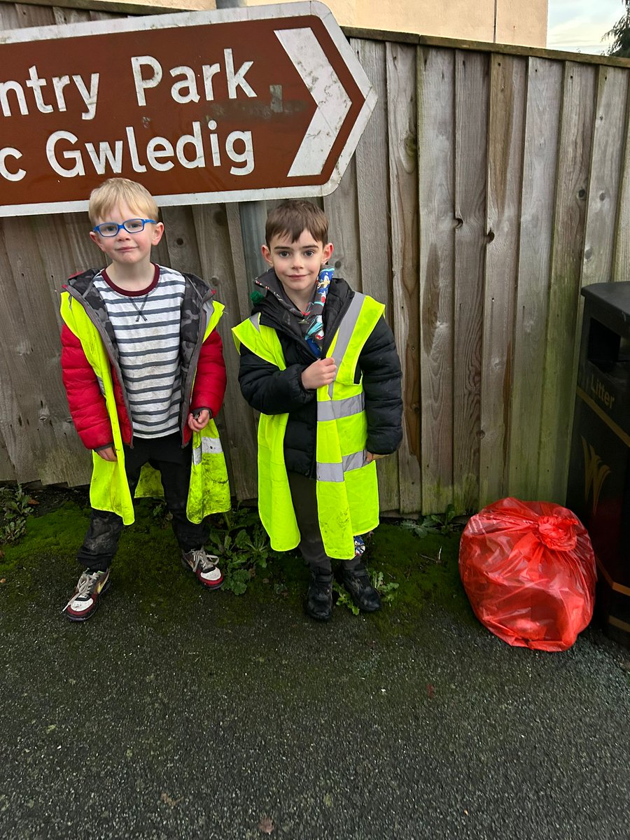 CefnCouncil's tweet image. 🌟 #StayOnSide Cefn Litter Pickers! 🌟

Noah, his Nan Anne &amp;amp; friend Archer were out again this weekend keeping Cefn tidy — covering Queen St, the canal path, Premier, Chapel Tea Rooms &amp;amp; Mill Cottage. They filled a full bag of litter 👏💚

Amazing work from our young helpers!