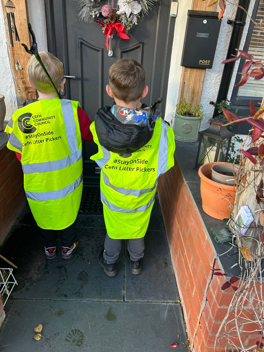 CefnCouncil's tweet image. 🌟 #StayOnSide Cefn Litter Pickers! 🌟

Noah, his Nan Anne &amp;amp; friend Archer were out again this weekend keeping Cefn tidy — covering Queen St, the canal path, Premier, Chapel Tea Rooms &amp;amp; Mill Cottage. They filled a full bag of litter 👏💚

Amazing work from our young helpers!