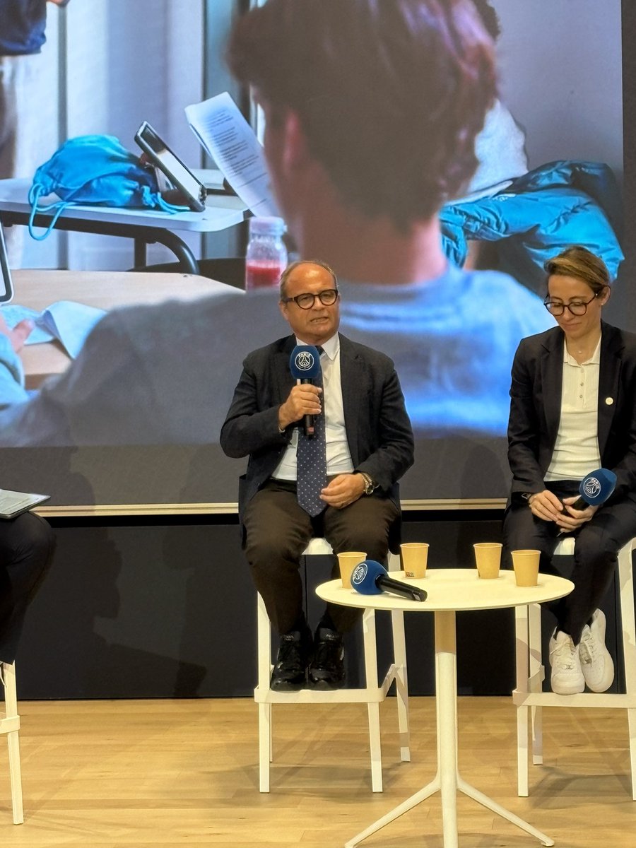 Footballogue's tweet image. Magique l’anecdote de Luis Campos sur Zaire Emery et Mayulu 😅📚

« Il y a 2 ans, on avait un match contre la Real sociedad. Le DS de la Real Sociedad me demande de voir notre nouveau centre de formation : on arrive dans une salle pédagogique. Zaire Emery et Mayulu étaient en…