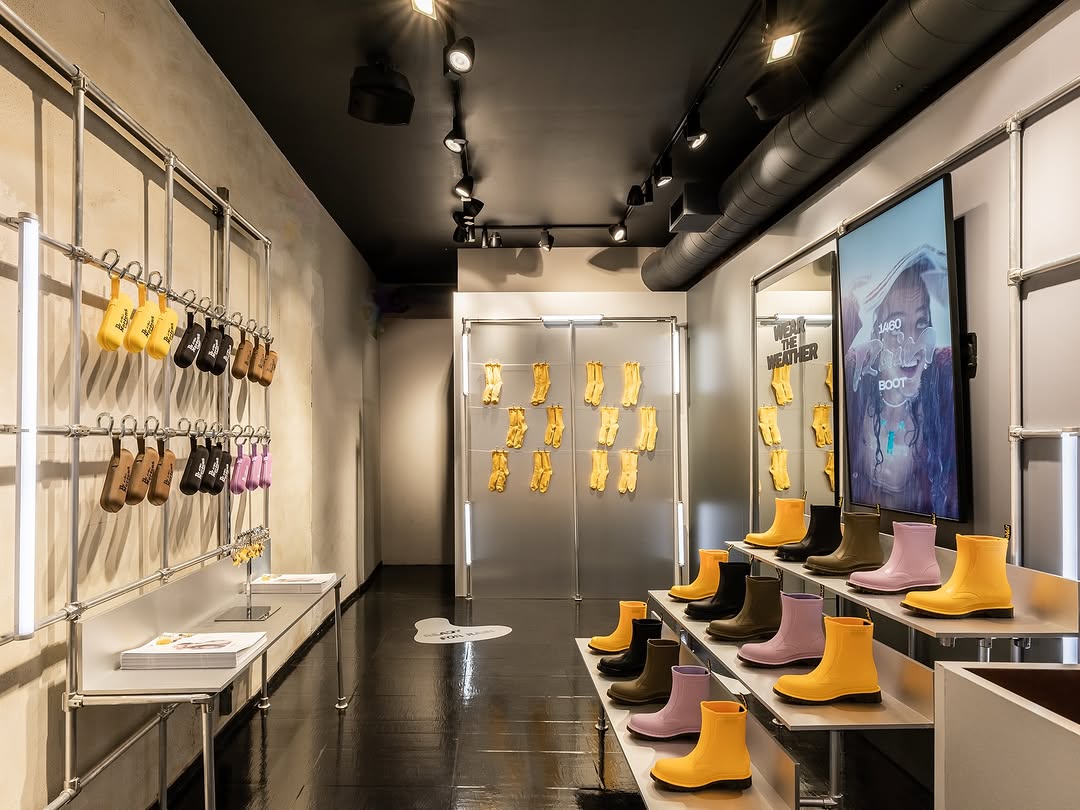 O2Eventworks's tweet image. Tube lights in action! Integrated seamlessly throughout the Dr. Martens Brooklyn store for The Wear the Weather retail experience.

#eventlighting #nycevents #eventproduction