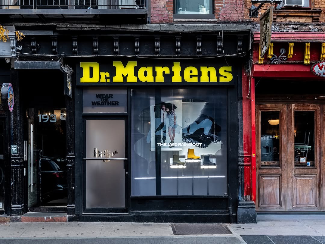 O2Eventworks's tweet image. Tube lights in action! Integrated seamlessly throughout the Dr. Martens Brooklyn store for The Wear the Weather retail experience.

#eventlighting #nycevents #eventproduction